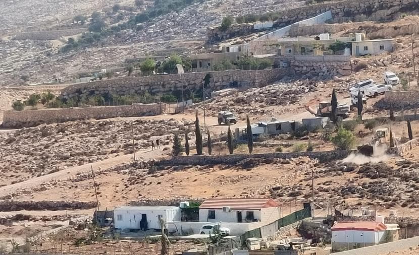 الاحتلال يهدم غرفة زراعية ويجرف أراضي غرب الخليل