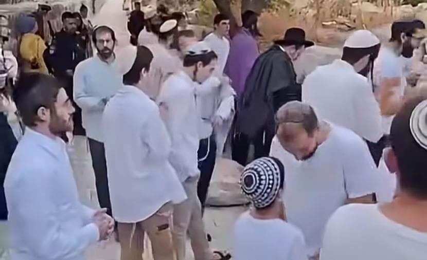300 Settlers Pray at Al-Aqsa