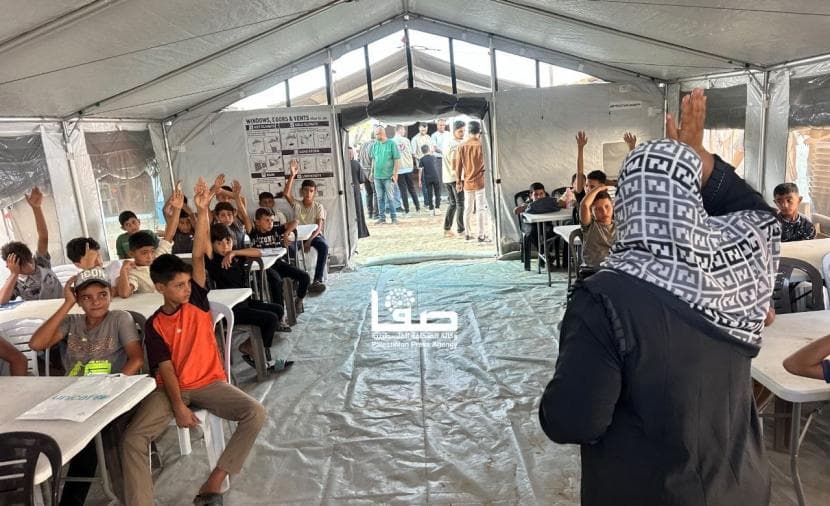 طلبة يبدأون العام الدراسي في خيام غزة
