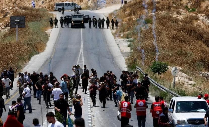 Ocupation forces harm three near Hebron