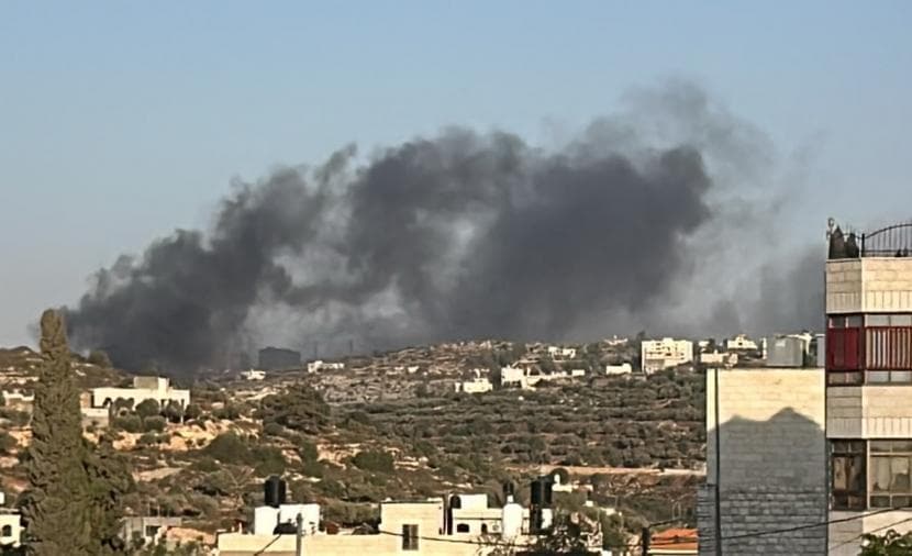 مستوطنون يشعلون حريقا في مشطب سيارات شرق رام الله
