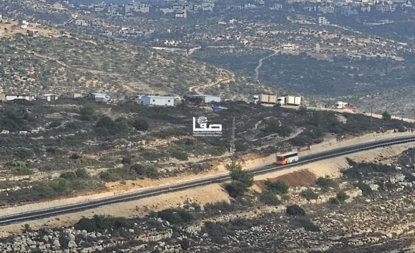 مستوطنون يضعون بيوت متنقلة بجبل مصطفى