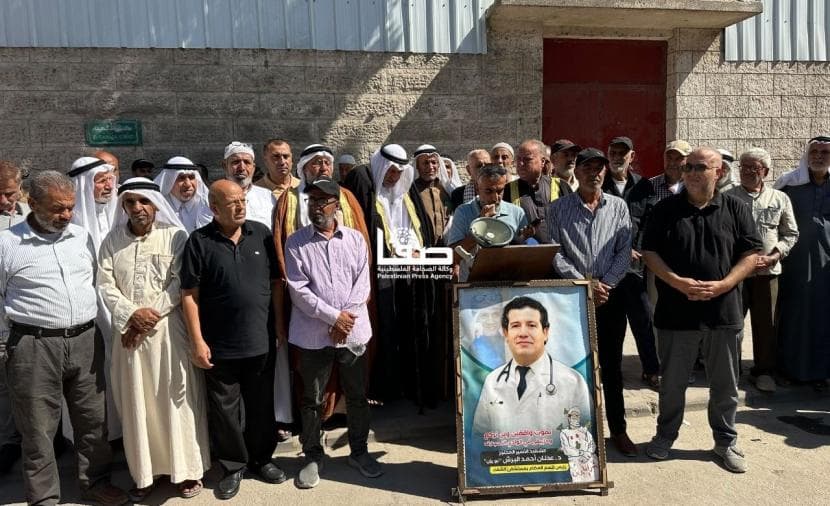 القوى الوطنية والإسلامية تتظاهر أمام الصليب الأحمر في غزة