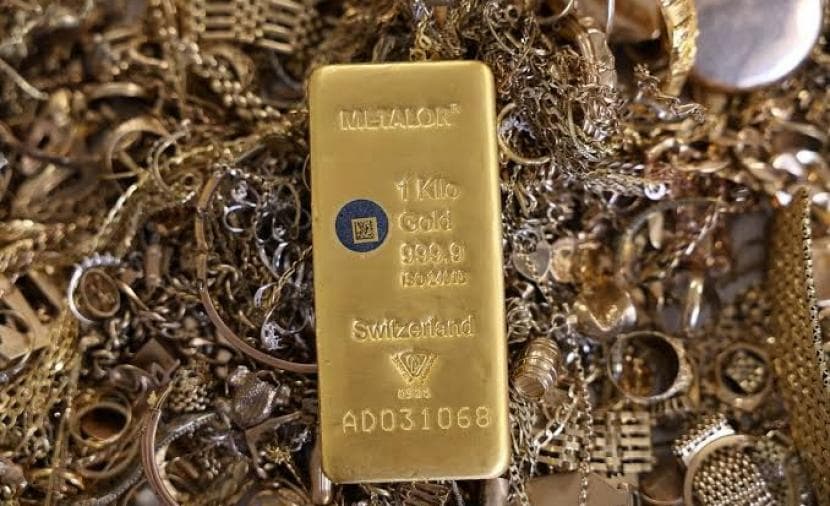 Gold gains amid October rate hike expectations