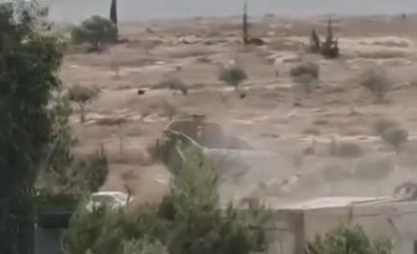 الاحتلال يدمّر منزلًا وغرفًا زراعية جنوب الخليل