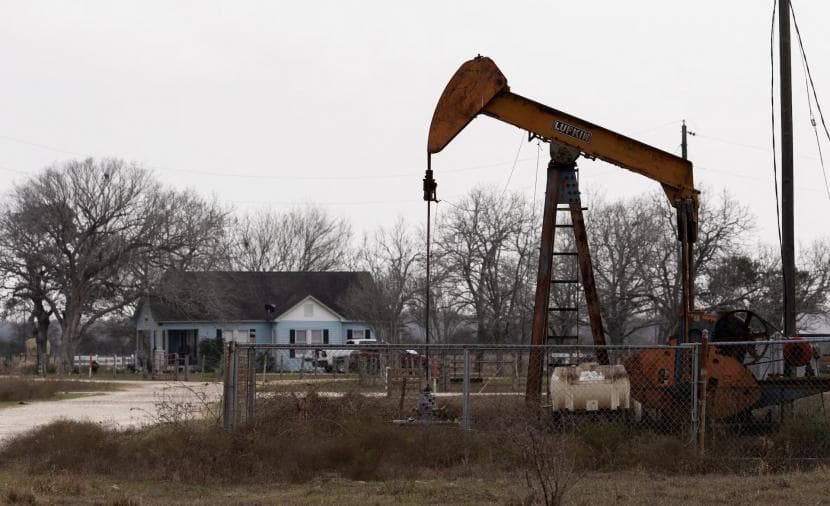 Oil falls on supply outlook