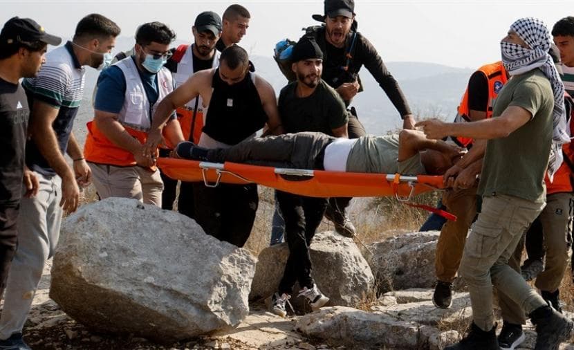 Settlers injure three in Murayhah assault