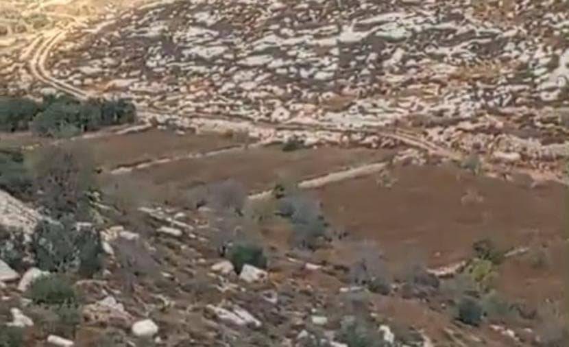 الاحتلال يواصل توسعة طريق استيطاني في وادي المغارات