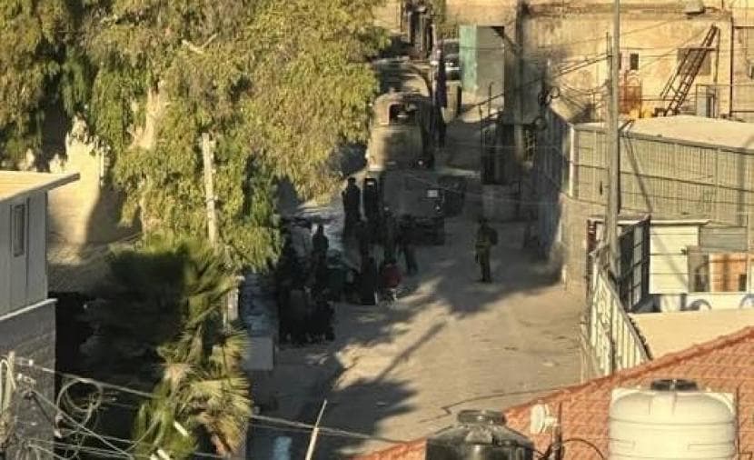 Occupation arrests citizens in Hebron