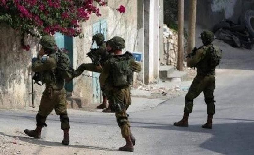 Occupation forces raid Jenin shops