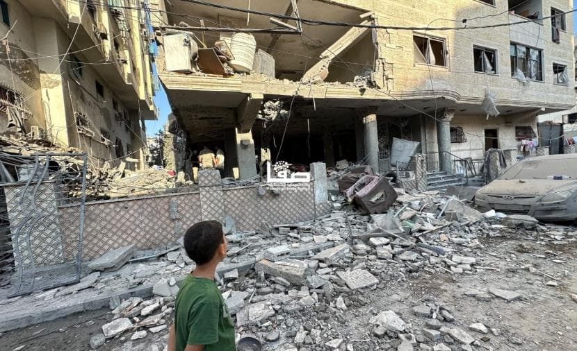 الديمقراطية تثير تساؤلات عن الصمت حيال استهداف المدنيين في غزة