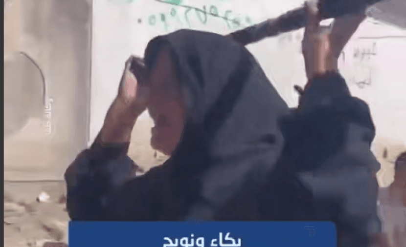 سيدة تبكي على نجلها الشهيد من غارة إسرائيلية