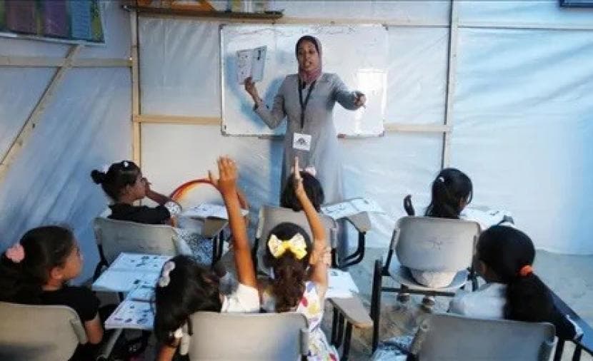 معلمة فلسطينية تستقبل نازحي غزة في سيناء