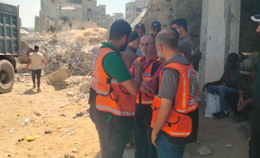 انتشال جثامين شهداء من أنقاض في النصيرات