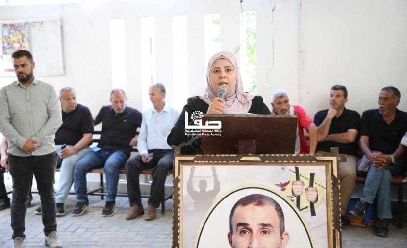 وقفة دعم للأسرى أمام الصليب بغزة