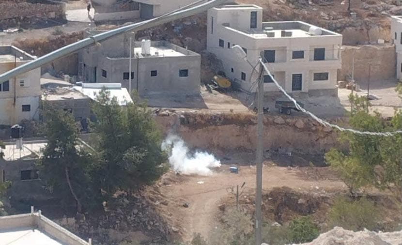 مستوطنون يهاجمون مواطنا وطفلته بالغاز