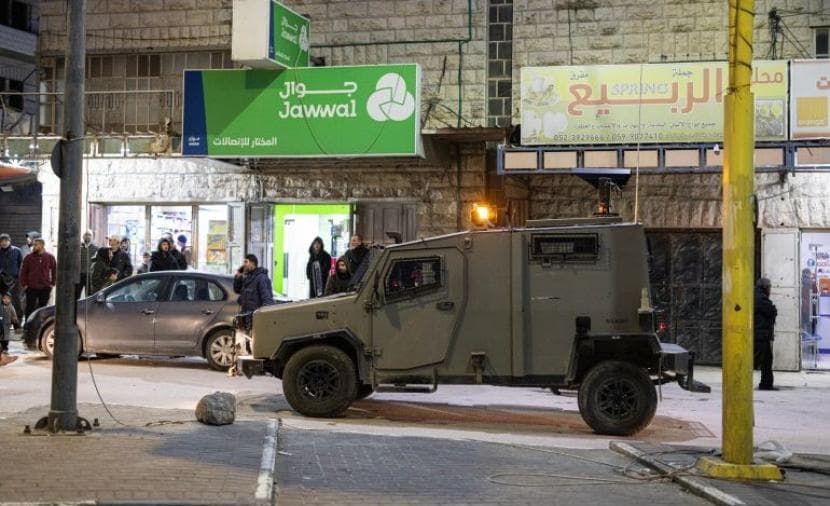 Settlers raid homes north of Hebron