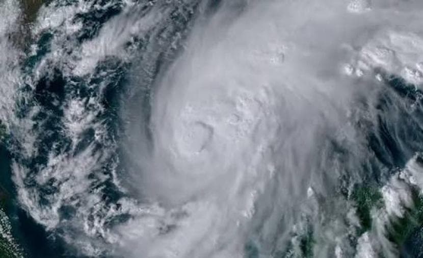 Storm Isaiah causes 4 deaths and power outage for 600,000 in the South
