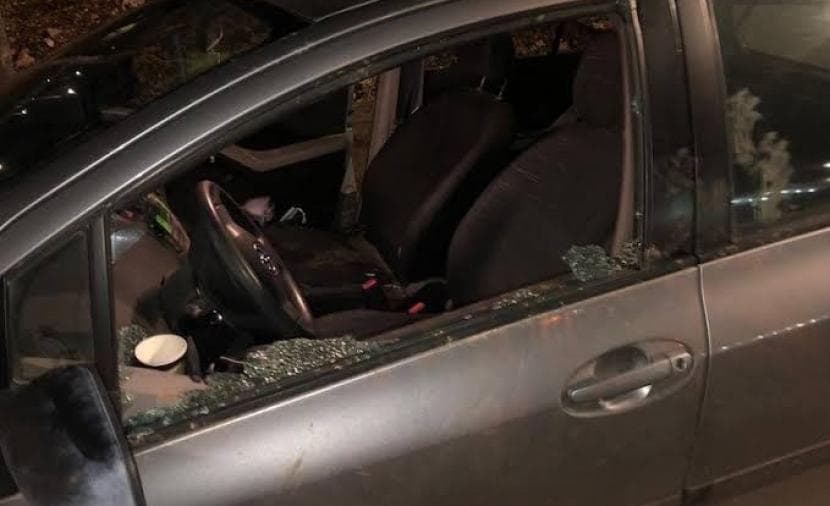 مستوطنون يلقون الحجارة على مركبات في رام الله