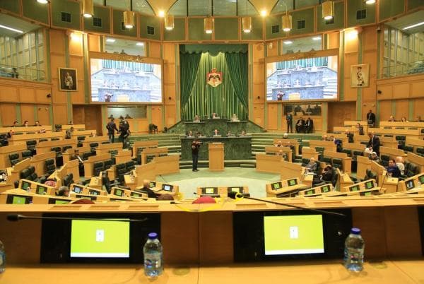مذكرة نيابية تدعو للالتزام باللباس في أماكن العامة بالأردن