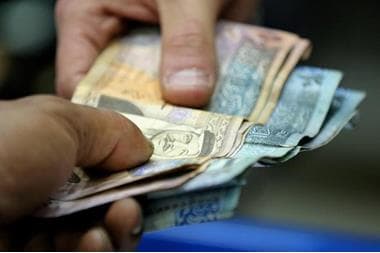 الحكومة تلتزم بدفع نصف أجور العمال في الروضة