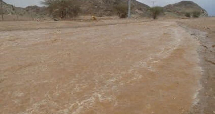 فرق الدفاع والشرطة تعثر على جثة المفقود في سيول الرويشد