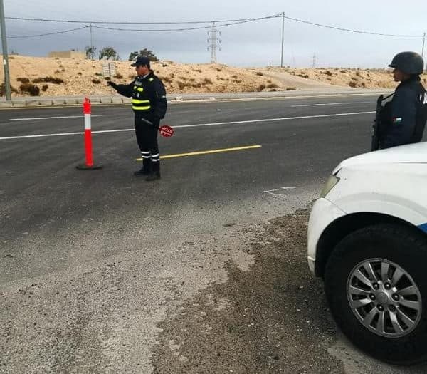 حجز مركبة تقل 14 راكبا على الطريق