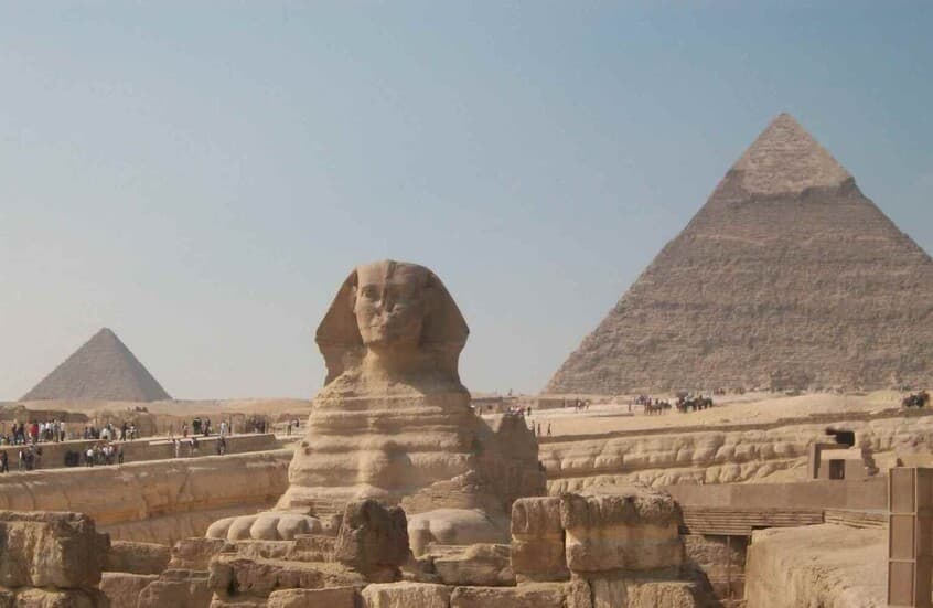 اعتقال أردني وفتاة مصرية بعد صور مثيرة أمام الأهرامات