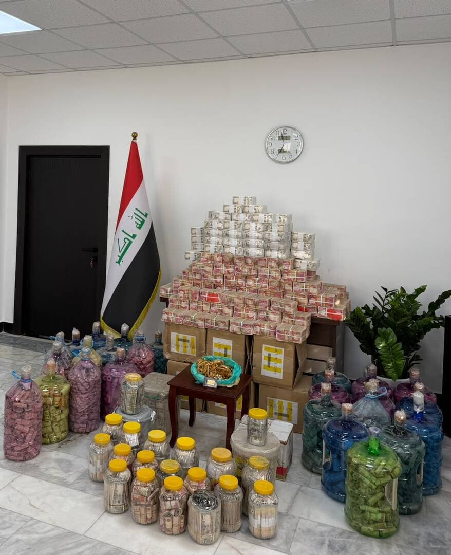 العراق: مليارات الدنانير مخبأة في عبوات ماء داخل الجدران (صور)