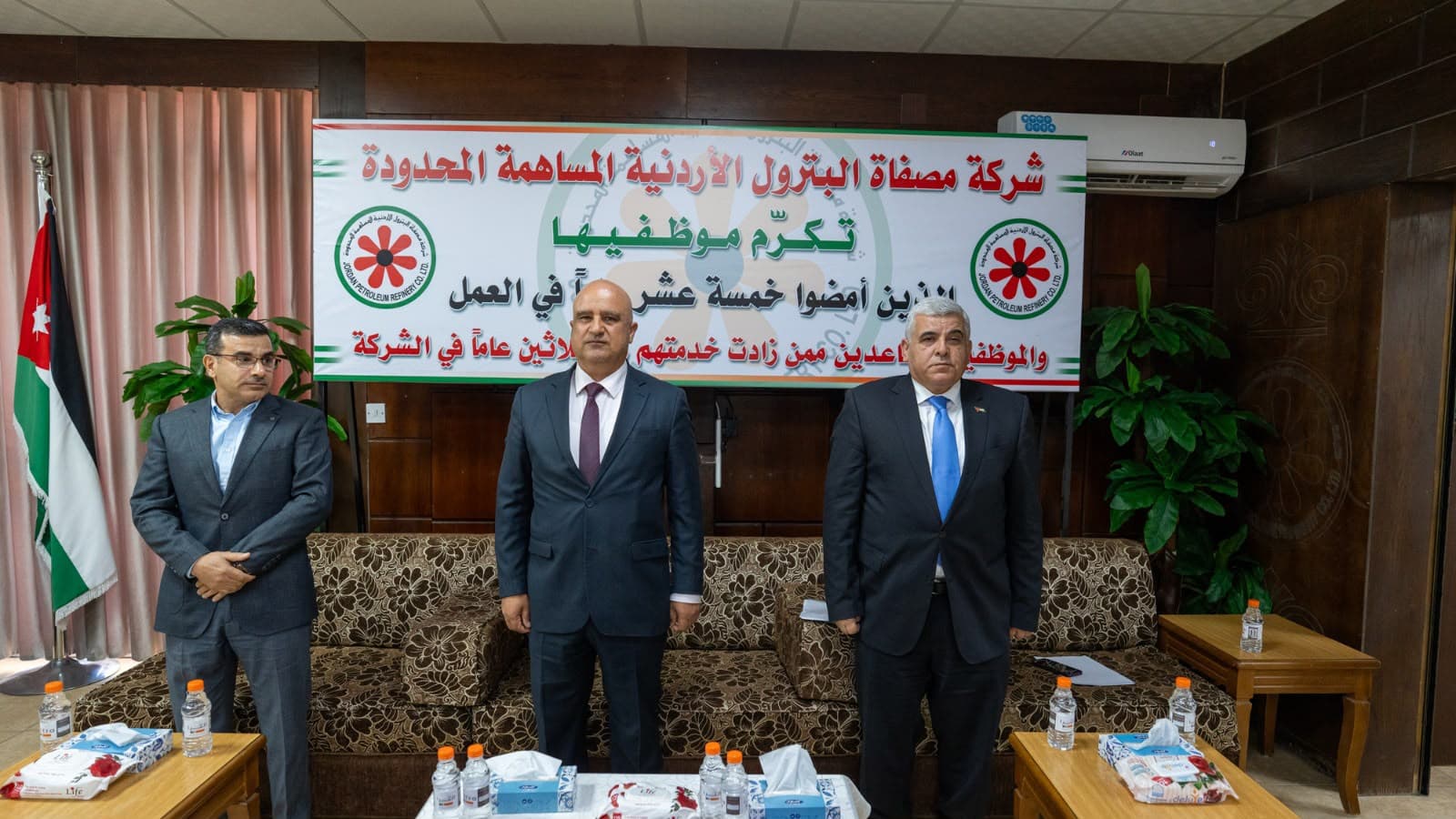 Petroleum Refinery Honors Retirees and Employees