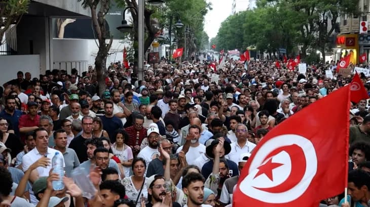 متظاهرون يطالبون برحيل قيس سعيد