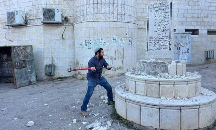 عضو كنيست يدمّر نصب شهداء فلسطينيين
