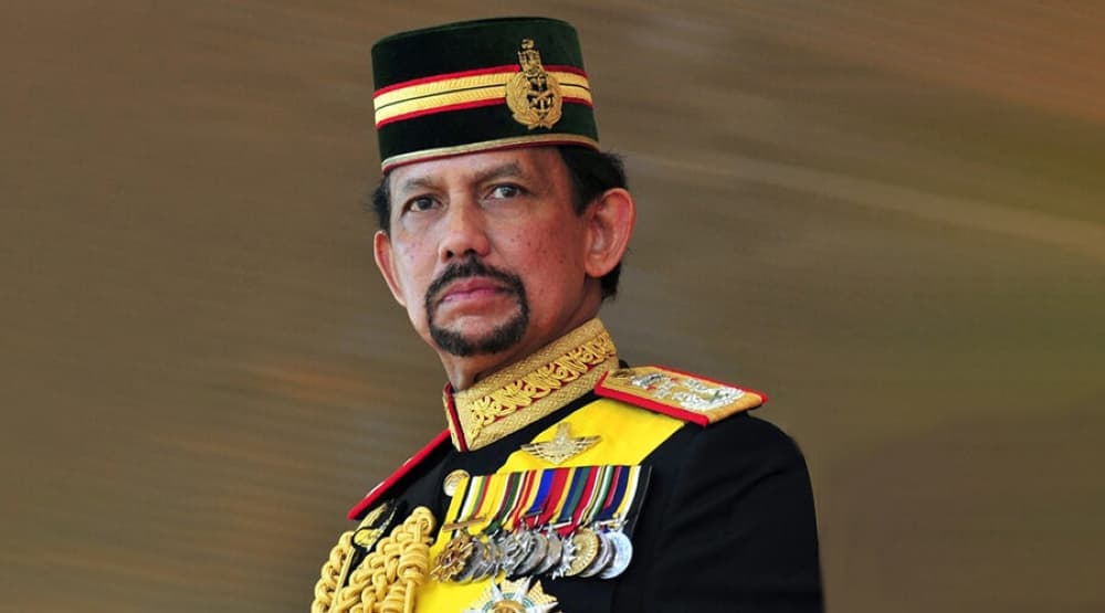 سلطان بروناي يسحب ألقاب زوجة ابنه