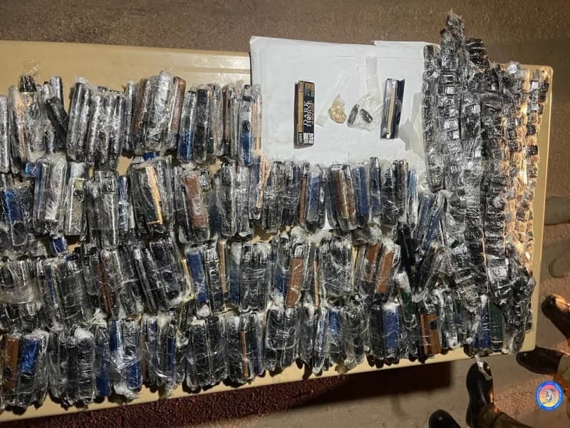 ضبط مخدرات وأركيلة بأردنية عند طريبيل