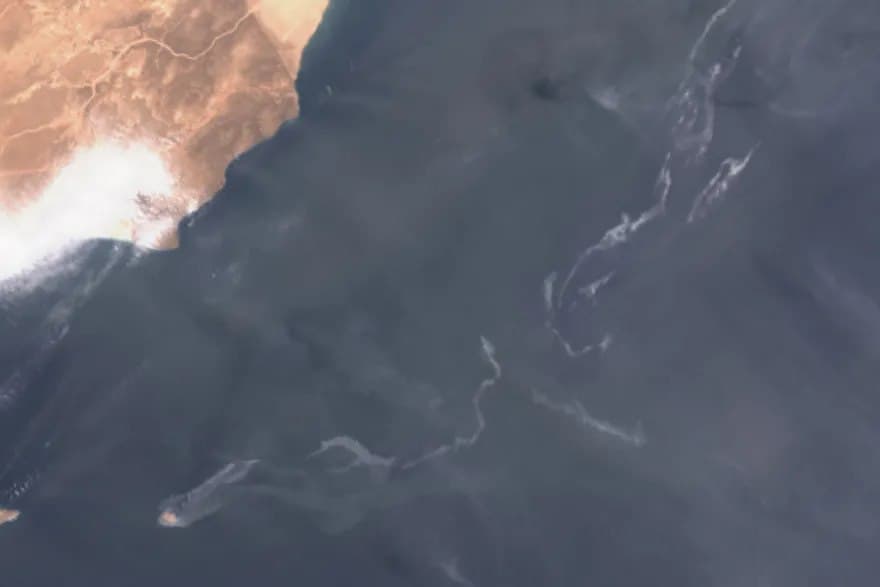 Oil spills in Gulf and Oman leak risk