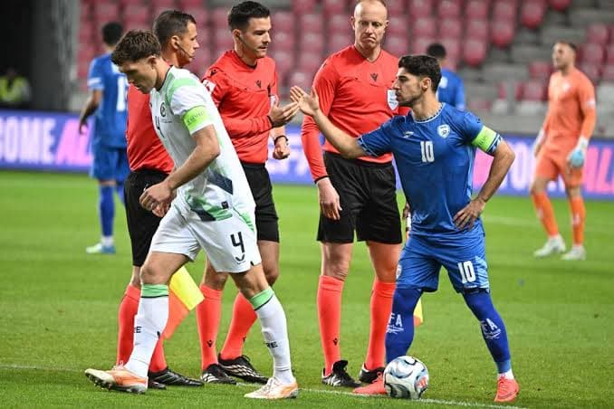 مدرب أيرلندا: احتجاج لاعبينا يرفع الوعي العالمي