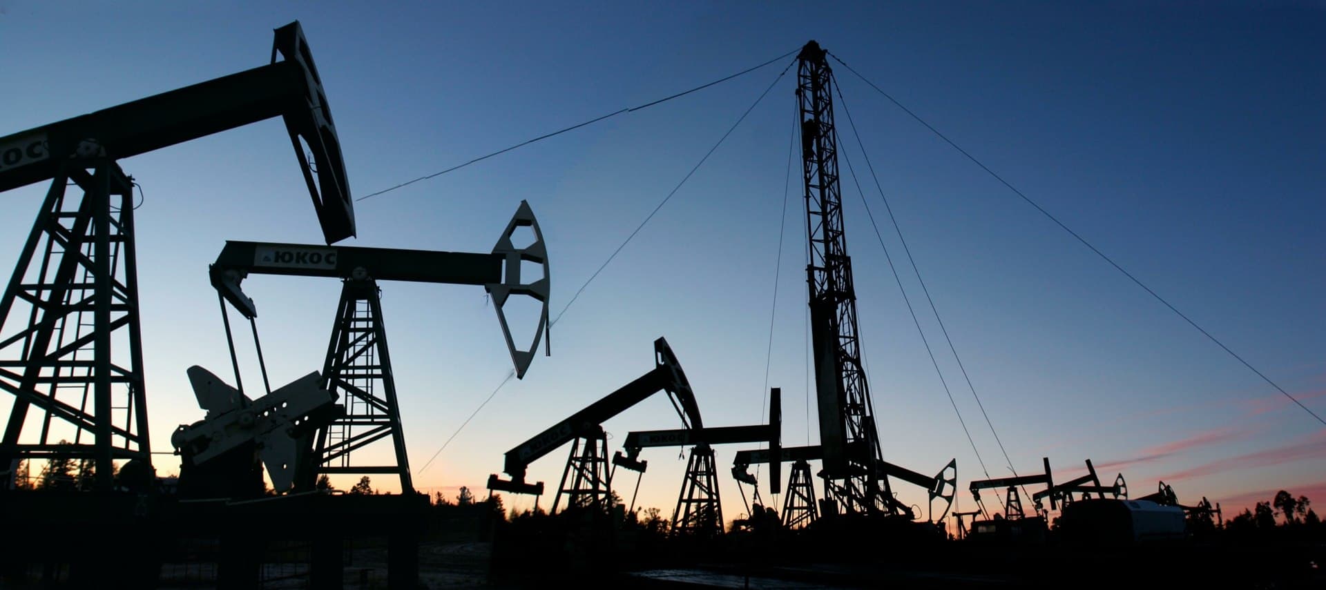 النفط ينخفض مع شحنات السعودية عبر عمان