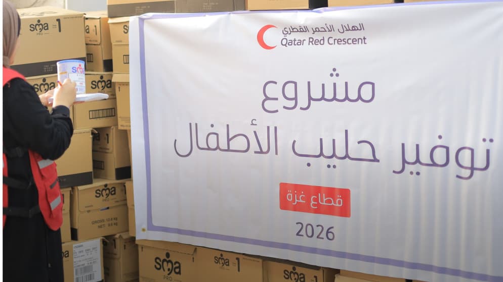 الخيرية الهاشمية والهلال الأحمر يوزعان سلات غذائية في غزة
