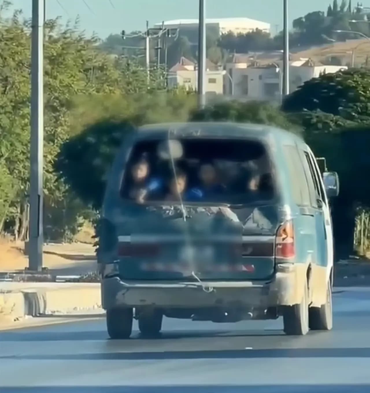 حافلة طلبة بدون معدات أمان