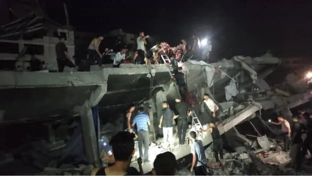 غزة: 14 قتيلًا بينهم 5 أطفال في انهيار مبنى نازحين