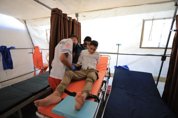96 مريضًا يخرجون من غزة عبر رفح للعلاج