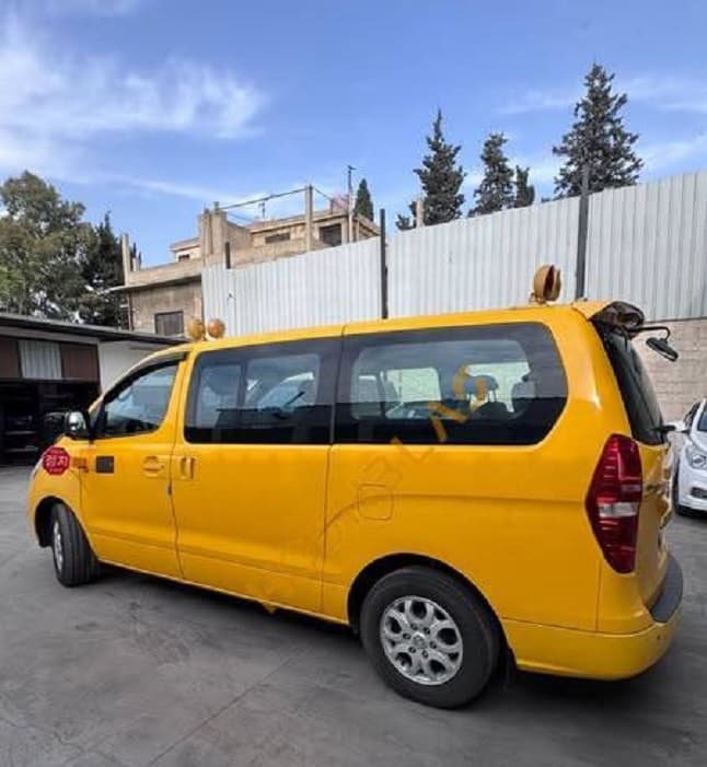 وفاة طفل نسي داخل حافلة الزرقاء