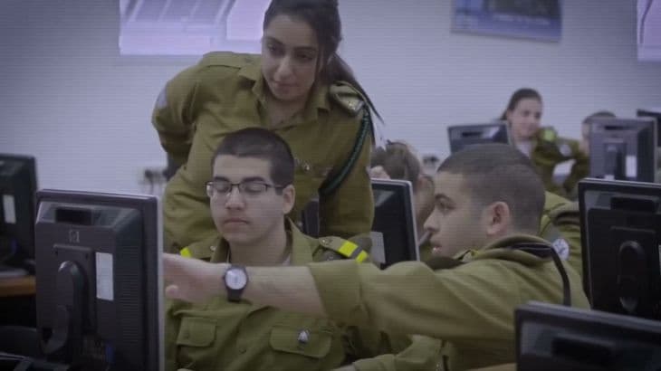 جندي إسرائيلي يفضح وجه نازا عند استهداف المبنى