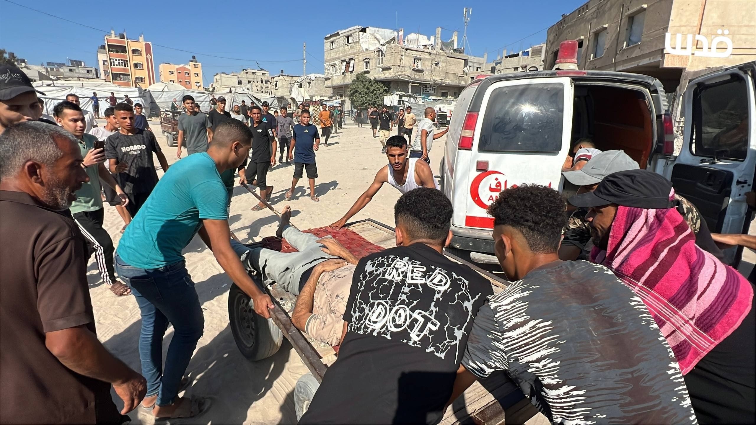 الاحتلال يقصف منزلًا قرب المستشفى في خان يونس ويوقع جرحى