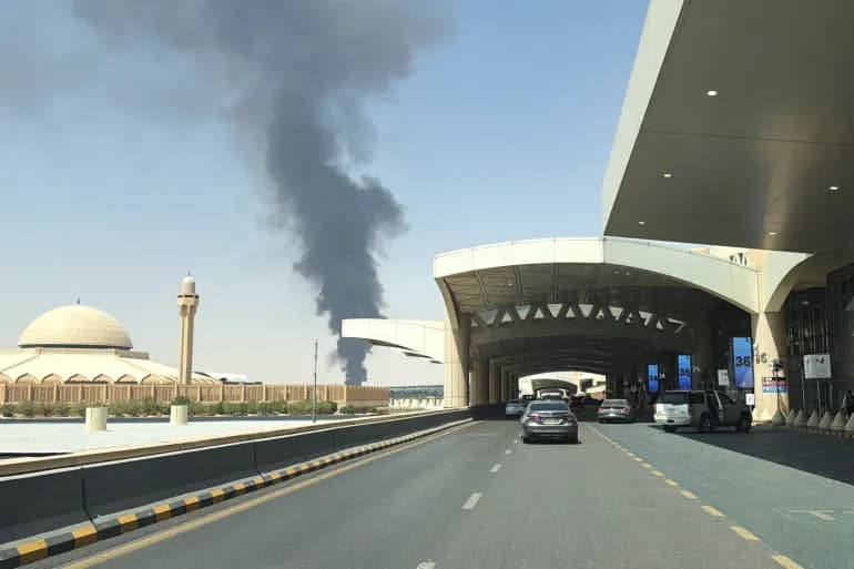 تصاعد دخان قرب مطار الرياض