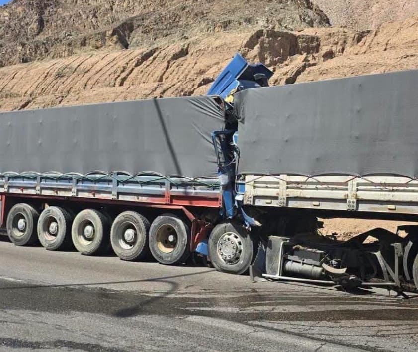 تصادم مركبتين شحن يسبب عرقلة مرورية في العقبة