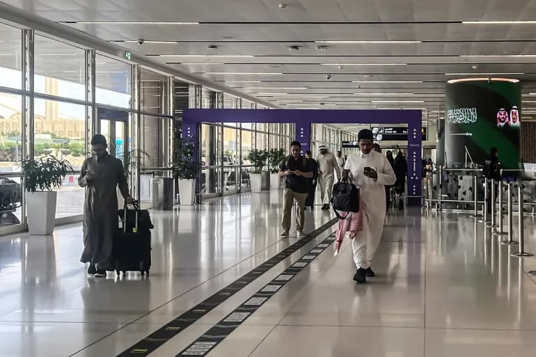 السعودية توقف عمليات مطار الرياض وترمب يهدد الحوثيين