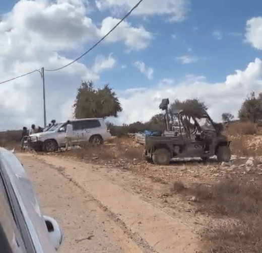 Masked settlers assault vehicles near Ramallah