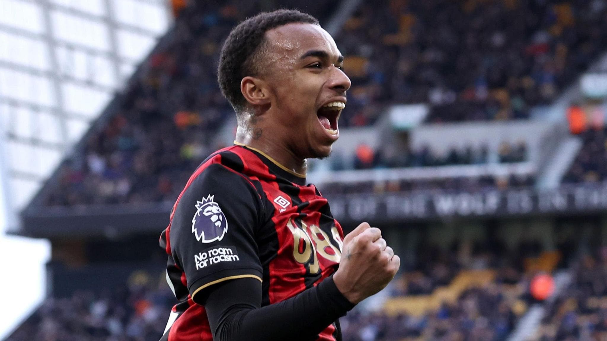 Paris contends with Arsenal for new contract