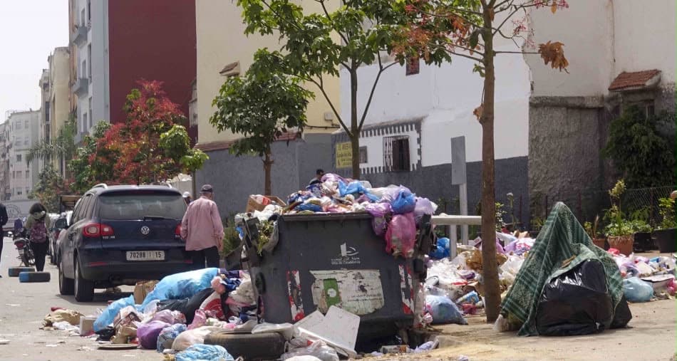 مايليارات في العقود الجديدة وتغييرات الشركات.. الدار البيضاء تواجه تحدي كبير في النظافة ومجلس الجماعة يوضح سبب انتشار الأزبال